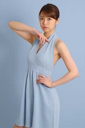 黒のドレスを着た女性のポートレート