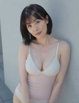 熟女・爆乳美しい女性ポートレート