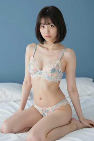 レース姿でベッドにくつろぐ美女