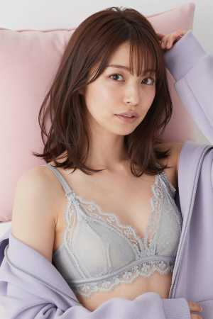 シャツ姿の美しい女性