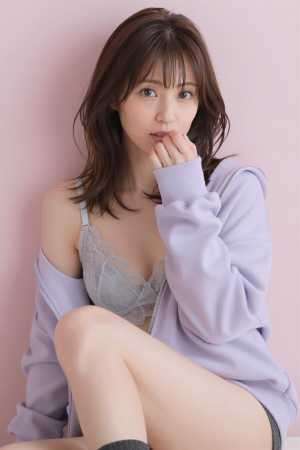 ピンクシャツを着こなす美女