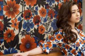 花柄コーデで魅せる横顔美人