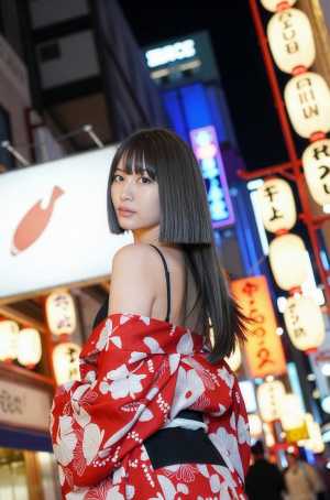 夜の街で見返る艶やか浴衣美人