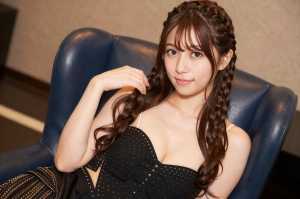 魅惑の笑顔と編み込みヘア