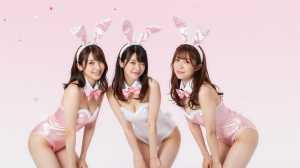 ピンクのウサギ耳帽子を被った3人の女性ポートレート