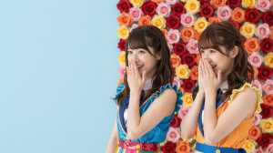 花の壁の前で笑顔の少女たち