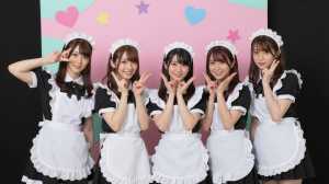 ガールズバーのメイド服を着た5人の少女のグループポートレート