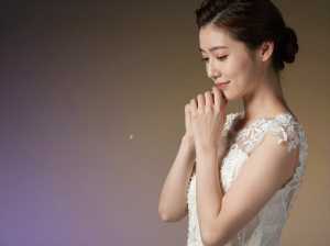 優雅な白いドレスを着た女性のポートレート