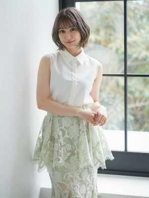 白無袖シャツとレーススカートの女性ポートレート