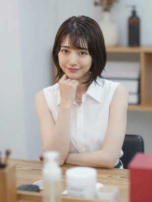 白いシャツを着た若き女性の優雅なポートレート