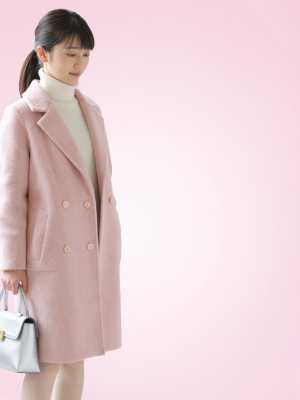 ピンクのコートを着た女性のポートレート