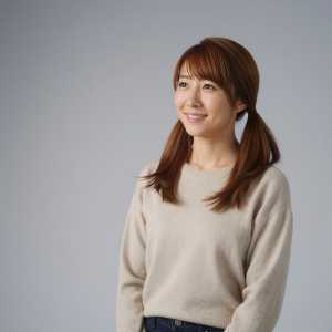 穏やかな笑顔の女性ポートレート