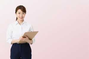 オフィスで笑顔を見せるビジネス女性のポートレート