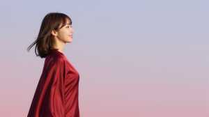 夕暮れ時の赤いドレスを着た女性の美しいポートレート