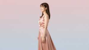 ピンクのドレスを着た若き女性の横顔ポートレート