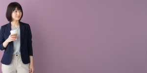 カフェを飲みながら考えるビジネス女性のポートレート