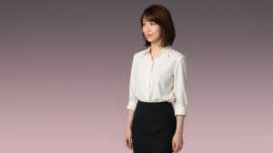 ホワイトシャツと黒スカートのビジネス女性のポートレート