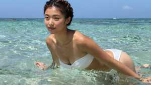 海辺の水着姿の美女のポートレート