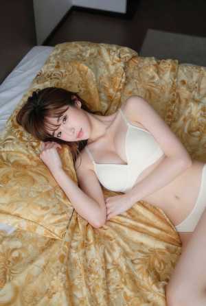 豪華なベッドで横たわる美女のポートレート