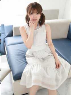 白いドレスを着た若き女性の室内ポートレート