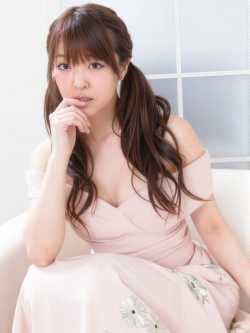 優雅なピンクドレスの女性ポートレート写真