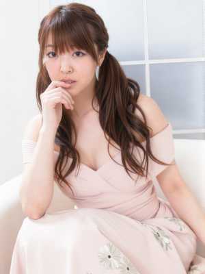 優雅なピンクドレスの女性ポートレート写真