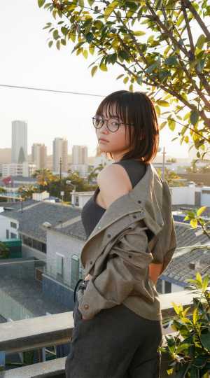 都会の夕暮れを背景にしたスタイリッシュな女性のポートレート