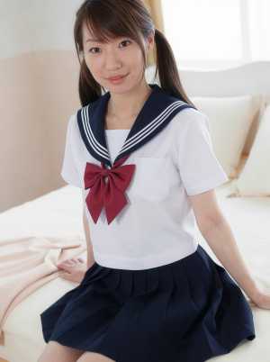 水手服を着た若き女性の室内ポートレート