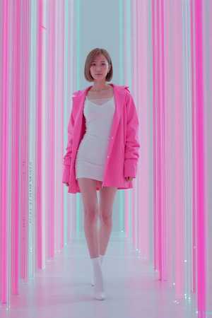 ピンクのネオンライトが美しい女性ポートレート