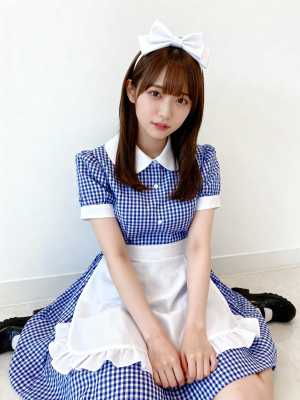 青と白のギンガムチェックのドレスを着て、白いエプロンと大きな白いリボンをつけて、真っ...。