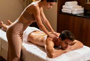 明るい色のリブ付きタンクトップとそれと一致するパンツを着た女性を伴って、スパでマッサ...。