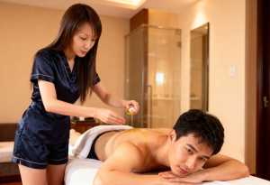 ホテルの一室でリラックスできるマッサージを楽しんでいる若いアジア人のカップルを横から...。