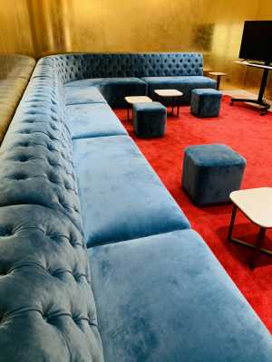 中央に大きなセクショナルソファを備えたモダンなリビングルーム。