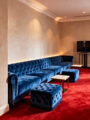 モダンでミニマルなリビング ルーム。