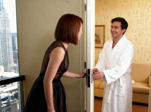 ホテルの一室で、白いバスローブを着た男性がドアを開けると、目の前に女性が立っていた。