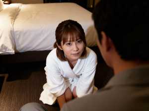 ホテルの一室で床に座り、中性的な表情でカメラを見つめる白いバスローブを着た女性をロー...。