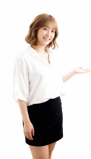 フレームの中央に立ち、右手で何かを差し出す若い女性の写実的なポートレート。