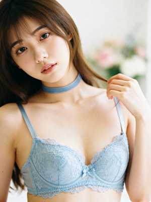 水色のレースのブラジャーとチョーカーを身に着け、柔らかくぼやけた背景の中でポーズをと...。