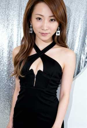 深い V ネックラインと前にジッパーが付いた黒いノースリーブのドレスを着た、長い茶色...。