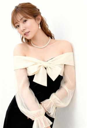 ポートレート カメラ アングルから写実的に撮影した若い女性。