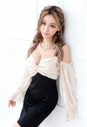 結び目のディテールが付いた白いオフショルダーのトップスと黒いペンシル スカートで構成...。