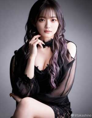 レースのディテールが施された薄手の黒いドレスを着た、ウェーブのかかった長い黒髪と紫色...。