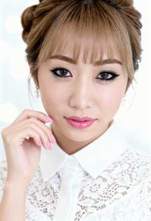 白い襟が付いた白いレースのシャツを着て、白いネクタイを締めた、穏やかな笑みを浮かべた...。