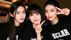 薄暗いバーの中で、「ACLAR」という文字がプリントされた黒いスウェットシャツを着て...。