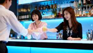 モダンなバーのカウンターで握手する 2 人の若い女性を描いた写実的なシーン。