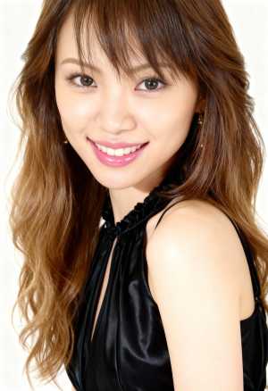 ウェーブのかかった茶色の長い髪と明るく陽気な笑顔を持つ若い女性のプロの顔写真。