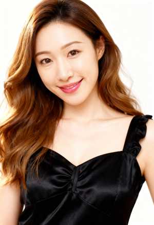 肩のフリルが付いた黒いサテンのドレスを着た、ウェーブのかかった茶色の長い髪と白い肌を...。