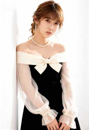 薄手の袖とリボンが付いたフォーマルな服装をした若い女性が、無地の白い壁に向かってポー...。