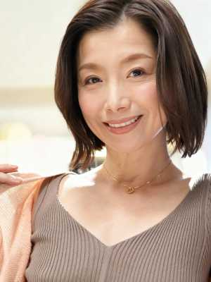 カメラに向かって微笑む、短く濃い茶色の髪を持つ中年のアジア人女性のポートレート。