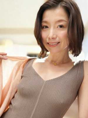 カメラに向かって微笑む、短く濃い茶色の髪を持つ中年のアジア人女性のポートレート。